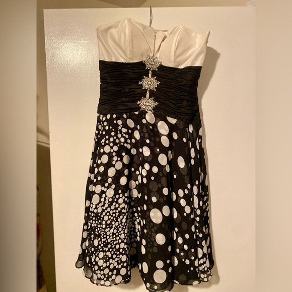 Size 8 - Picture 1 of 2